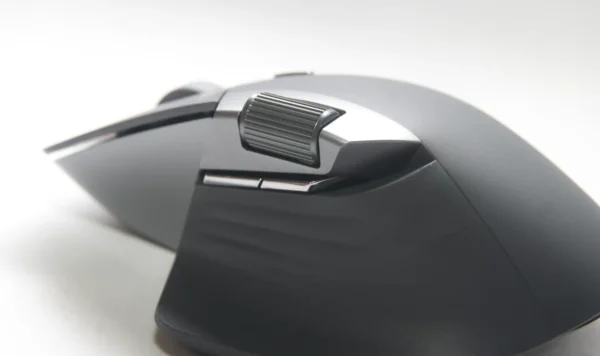 RAPOO MT760L の側面にある横スクロール用ホイール。