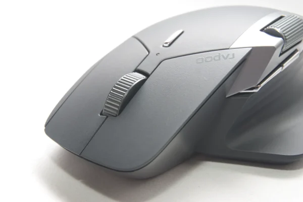 RAPOO MT760L のメインボタンを接写した写真。