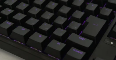 キーボード表面。紫色に光っている。