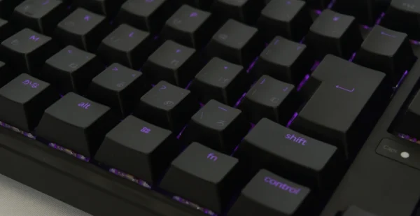 キーボード表面。紫色に光っている。